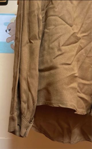 Camisa marrón con parches