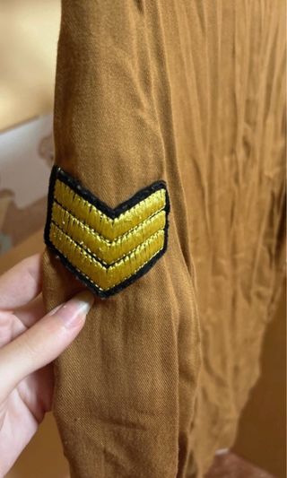Camisa marrón con parches