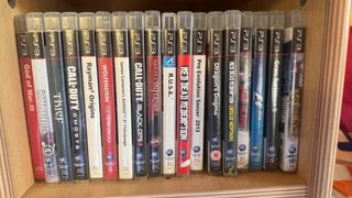 PS3 (PlayStation 3) negra + 22 juegos