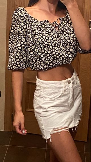 Top Bershka XS - Flores negras