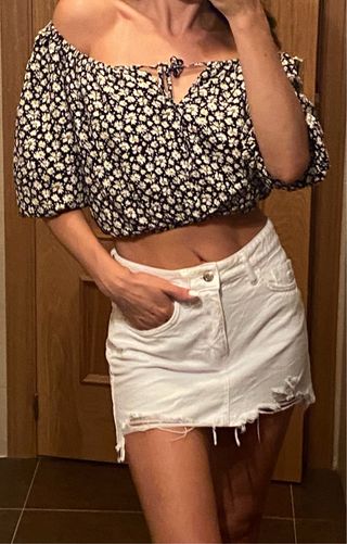 Top Bershka XS - Flores negras