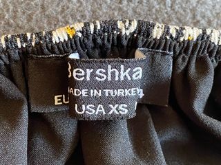 Top Bershka XS - Flores negras
