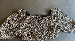 Top Bershka XS - Flores negras