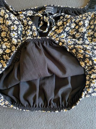 Top Bershka XS - Flores negras