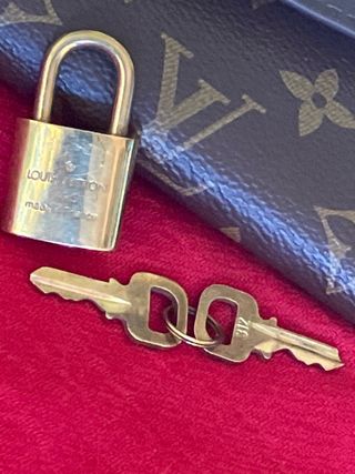 Candado Louis Vuitton  metal dorado 