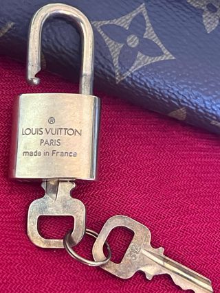Candado Louis Vuitton  metal dorado 