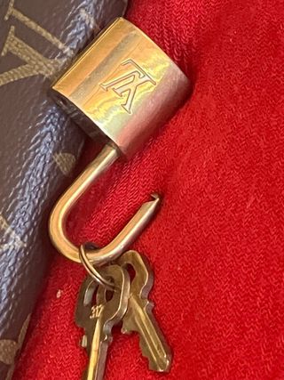 Candado Louis Vuitton  metal dorado 