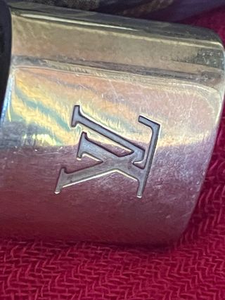 Candado Louis Vuitton  metal dorado 