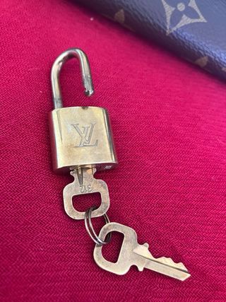 Candado Louis Vuitton  metal dorado 