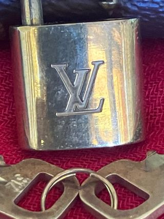 Candado Louis Vuitton  metal dorado 