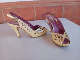 Tacones dorados