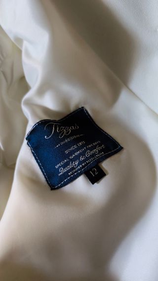 Traje de comunión blanco y dorado