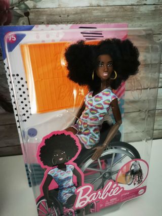 Muñeca Barbie  Afro americana en silla de ruedas. 