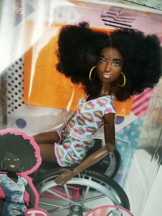 Muñeca Barbie  Afro americana en silla de ruedas. 