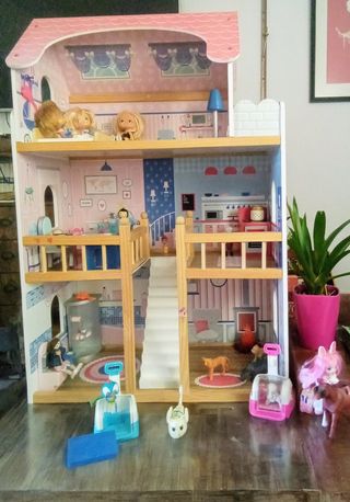 Casa de muñecas artesanal de madera