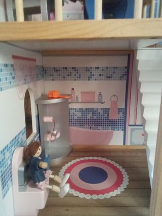 Casa de muñecas artesanal de madera
