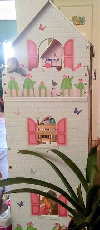 Casa de muñecas artesanal de madera