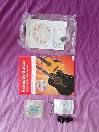 Guitarra acústica negra