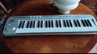 Teclado MIDI Behringer UMX49