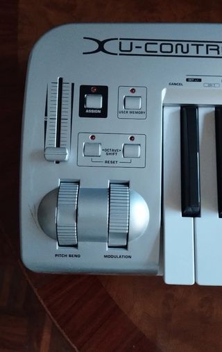 Teclado MIDI Behringer UMX49
