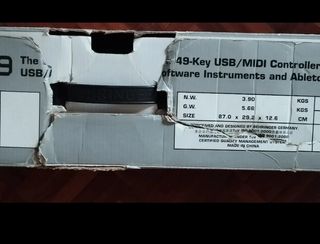 Teclado MIDI Behringer UMX49