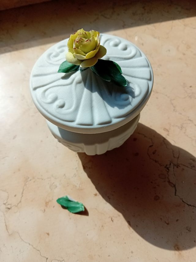 Cofanetto ? Capodimonte? Foglia rotta