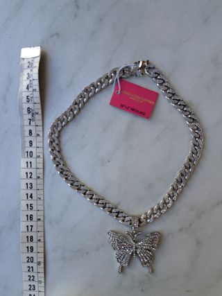 Collar plateado con Mariposa. Gargantilla