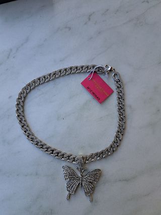 Collar plateado con Mariposa. Gargantilla