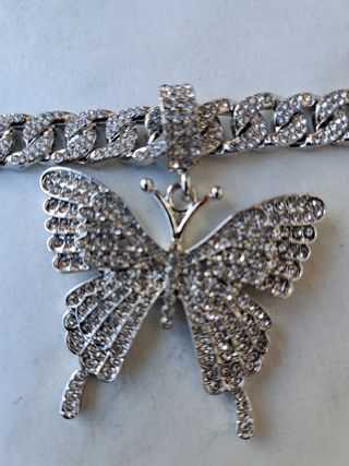 Collar plateado con Mariposa. Gargantilla