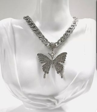 Collar plateado con Mariposa. Gargantilla