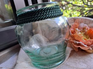 Vaso in vetro decorato con passamaneria verde