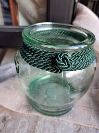 Vaso in vetro decorato con passamaneria verde