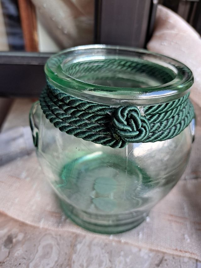 Vaso in vetro decorato con passamaneria verde