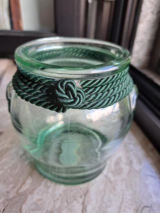 Vaso in vetro decorato con passamaneria verde