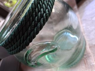 Vaso in vetro decorato con passamaneria verde