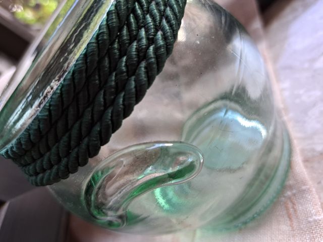 Vaso in vetro decorato con passamaneria verde