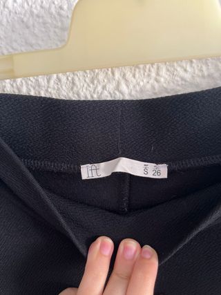 Falda negra elástica