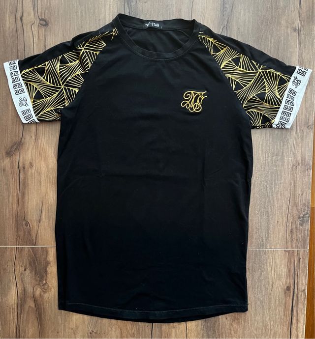 Camiseta Siksilk negra y dorada