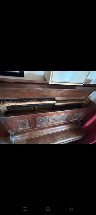 Piano antiguo de madera tallada.
Dudas por chat.
