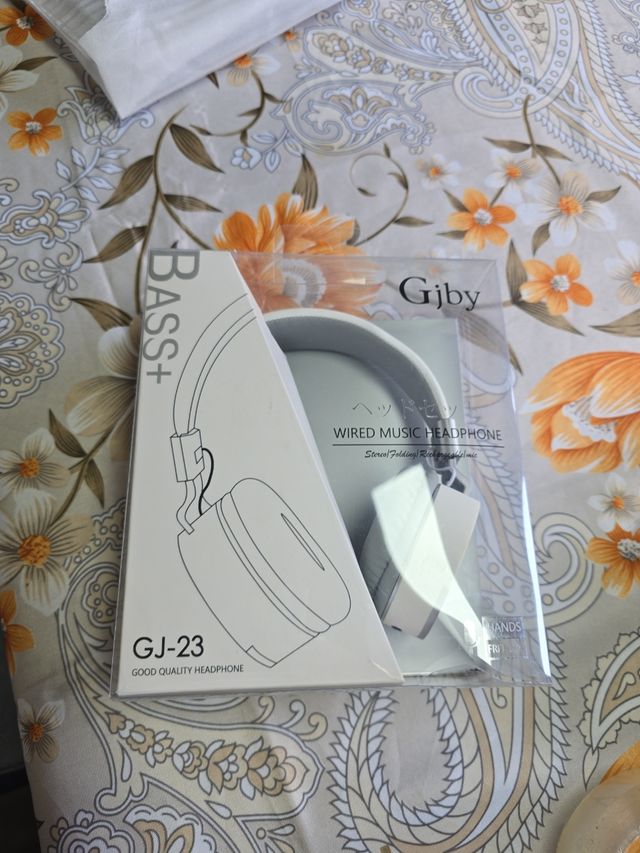 2 Auriculares Gjby blancos y otro negro