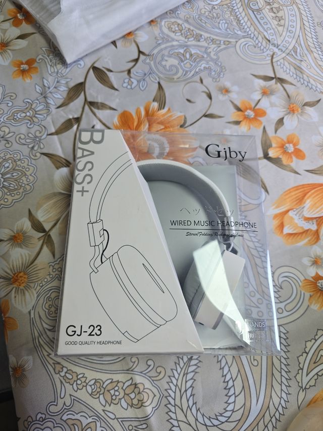 2 Auriculares Gjby blancos y otro negro