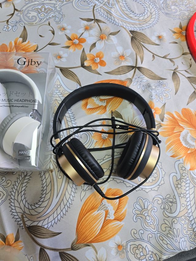 2 Auriculares Gjby blancos y otro negro