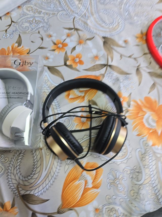 2 Auriculares Gjby blancos y otro negro