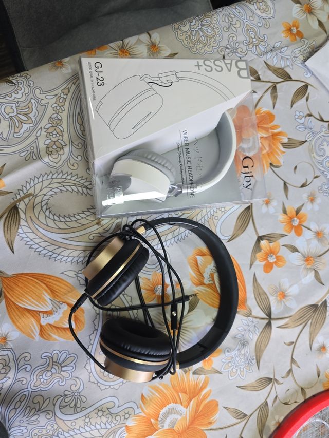 2 Auriculares Gjby blancos y otro negro