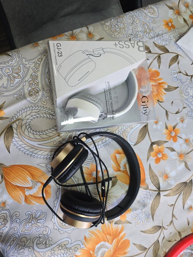 2 Auriculares Gjby blancos y otro negro