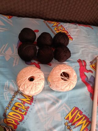 6 ovillos algodón negro + 2 blanco