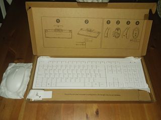 Teclado y ratón inalámbricos blancos