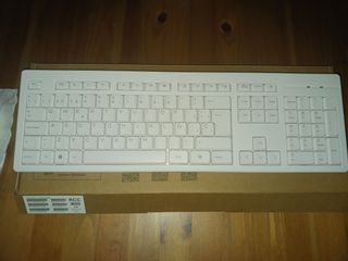 Teclado y ratón inalámbricos blancos