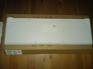 Teclado y ratón inalámbricos blancos