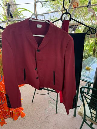 Traje corto rojo y negro